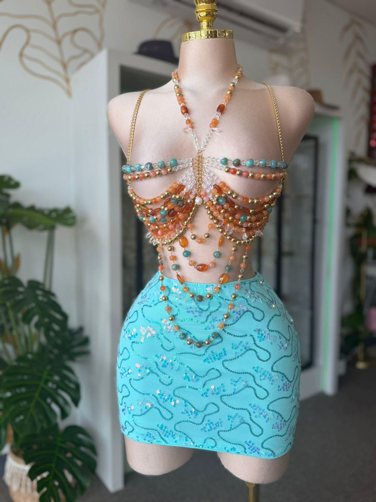 Top de Cadenas con Piedras Coral y Verde Azulado – Body Chain