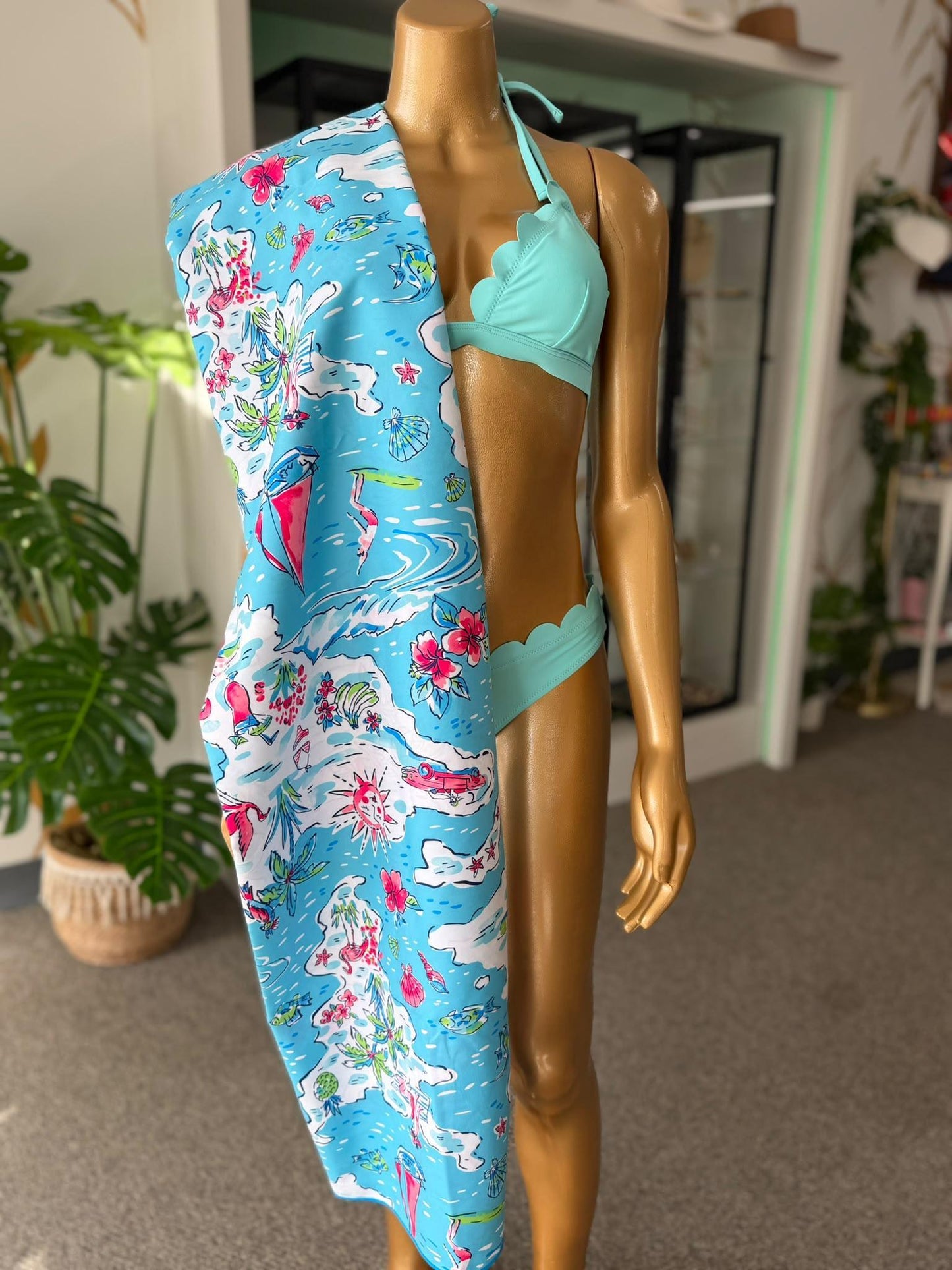 Bikini Turquesa con Borde Scalloped – Top Halter y Panty Clásico