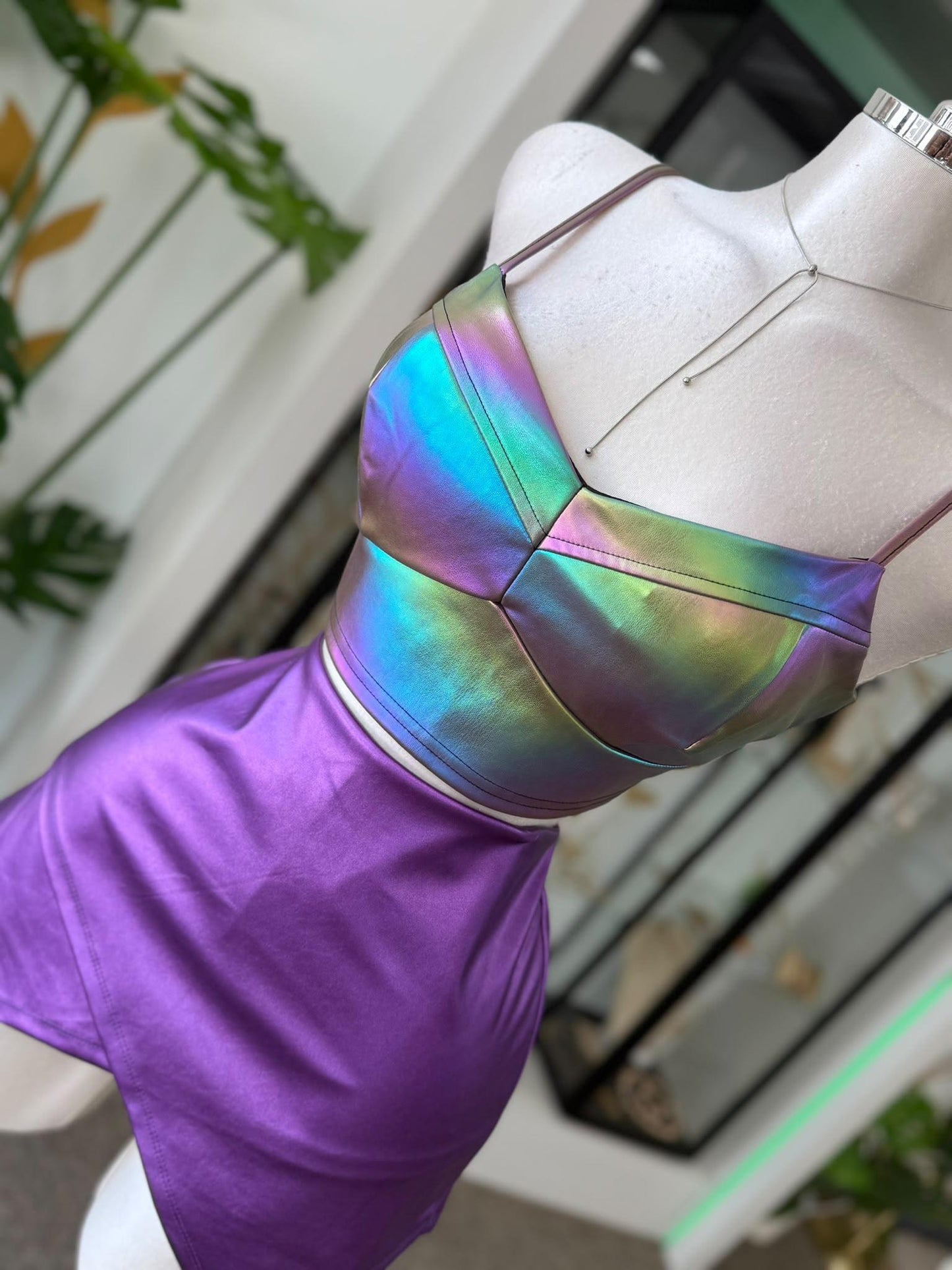 Crop Top Iridiscente Holográfico y Manguillos Ajustables