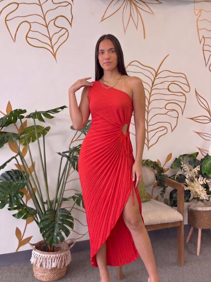 Maxi Dress Rojo Plisado Asimétrico con Cut Out y Abertura Lateral
