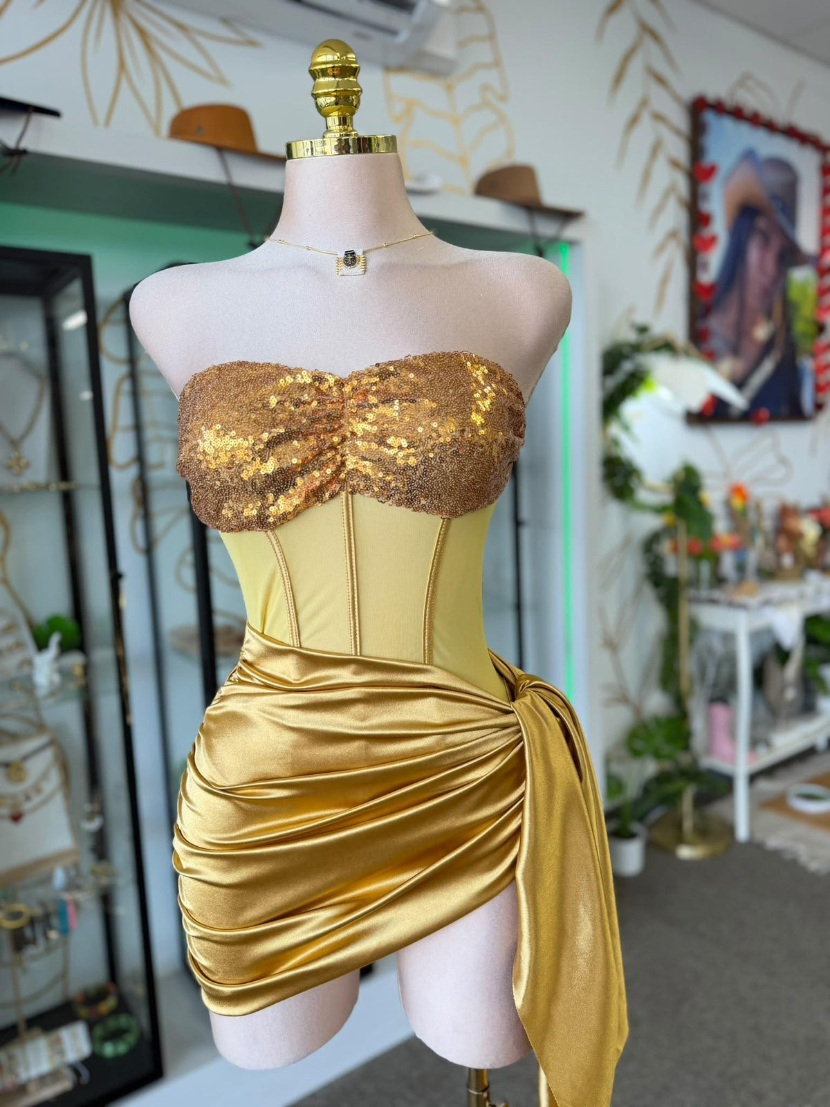 Mini Dress Dorado Strapless con Lentejuelas y Nudo Lateral