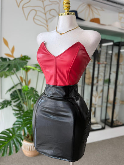 Mini Falda Negra Brillosa Tipo Vinyl con Cintura Alta