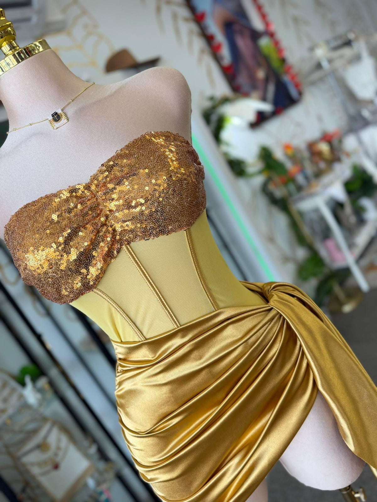 Mini Dress Dorado Strapless con Lentejuelas y Nudo Lateral