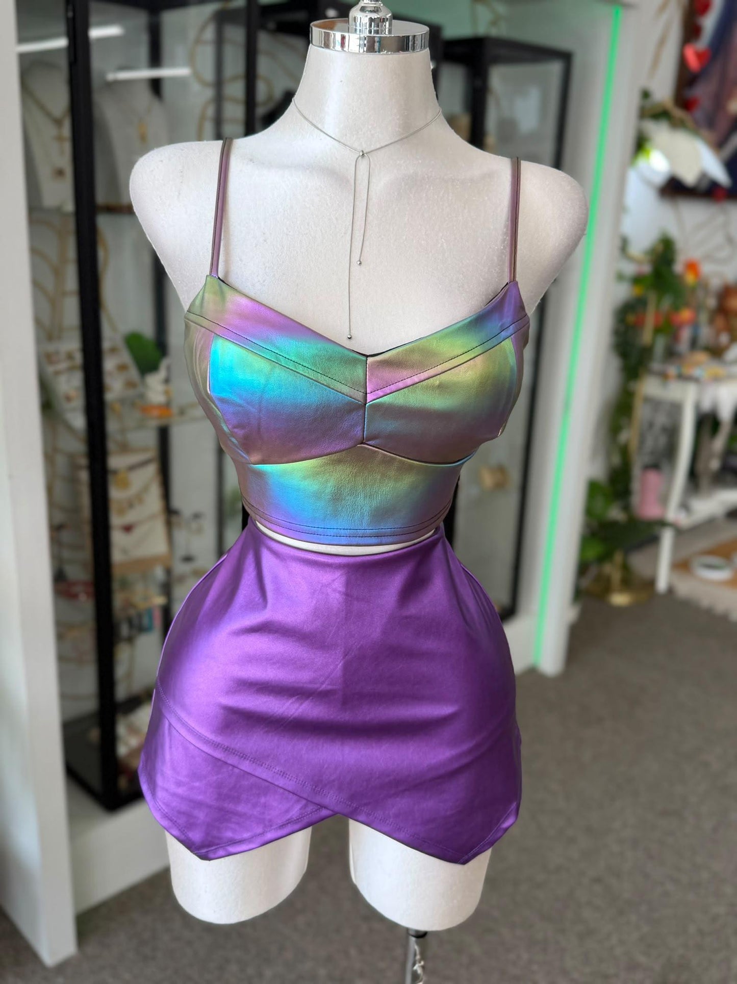 Skort Morado Metálico con Corte Asimétrico y Short Integrado
