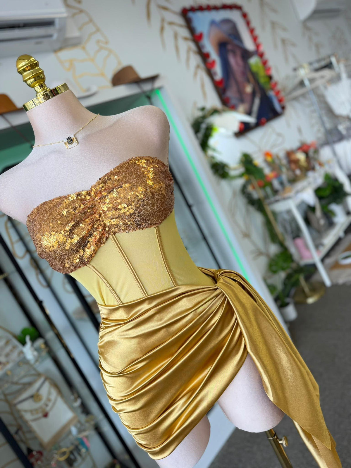 Mini Dress Dorado Strapless con Lentejuelas y Nudo Lateral