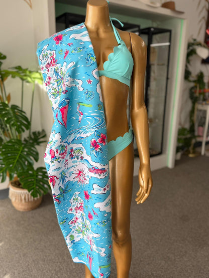 Bikini Turquesa con Borde Scalloped – Top Halter y Panty Clásico