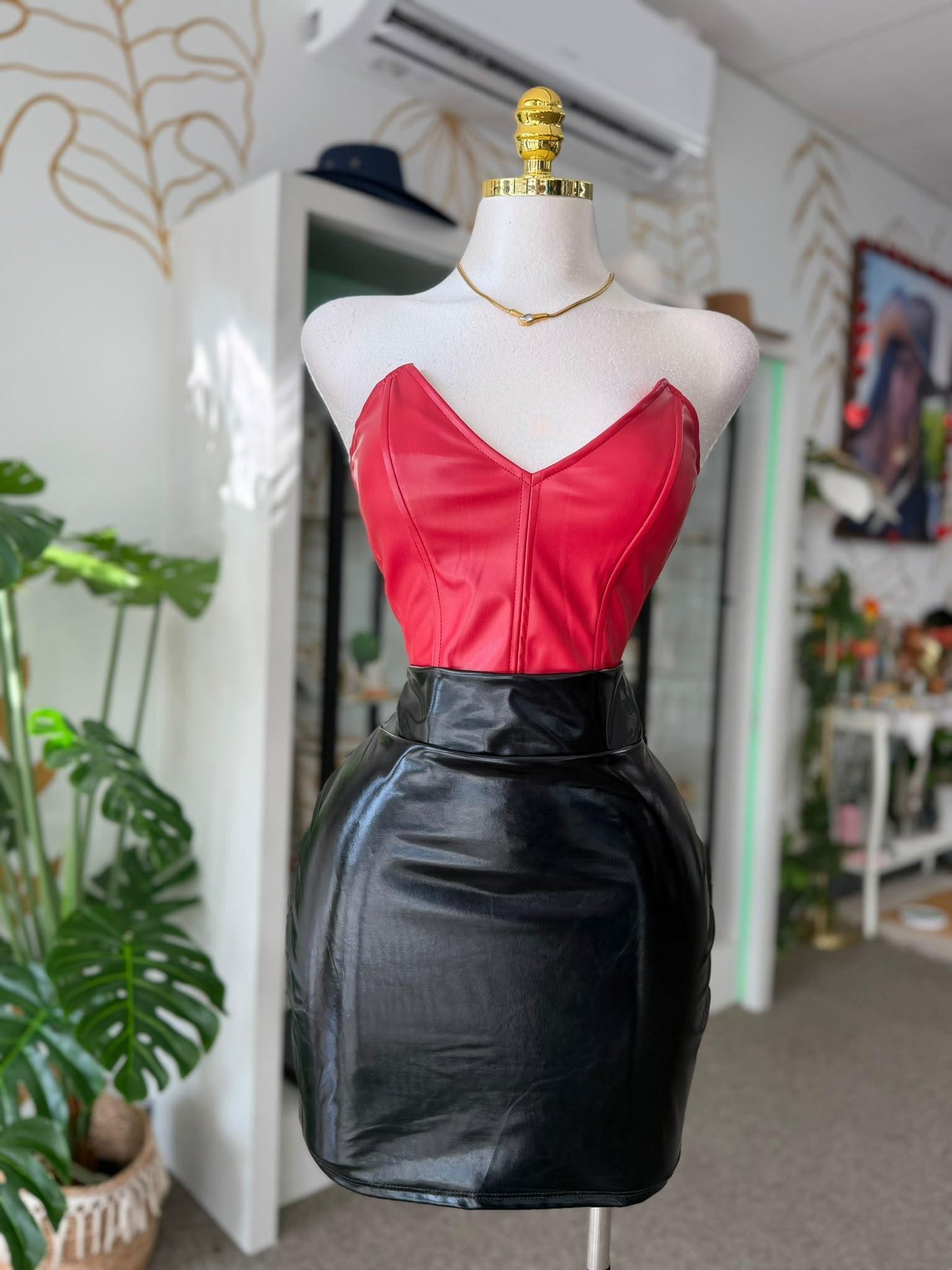 Corset Top Rojo Sangre en Cuero Sintético con Espalda Smocked