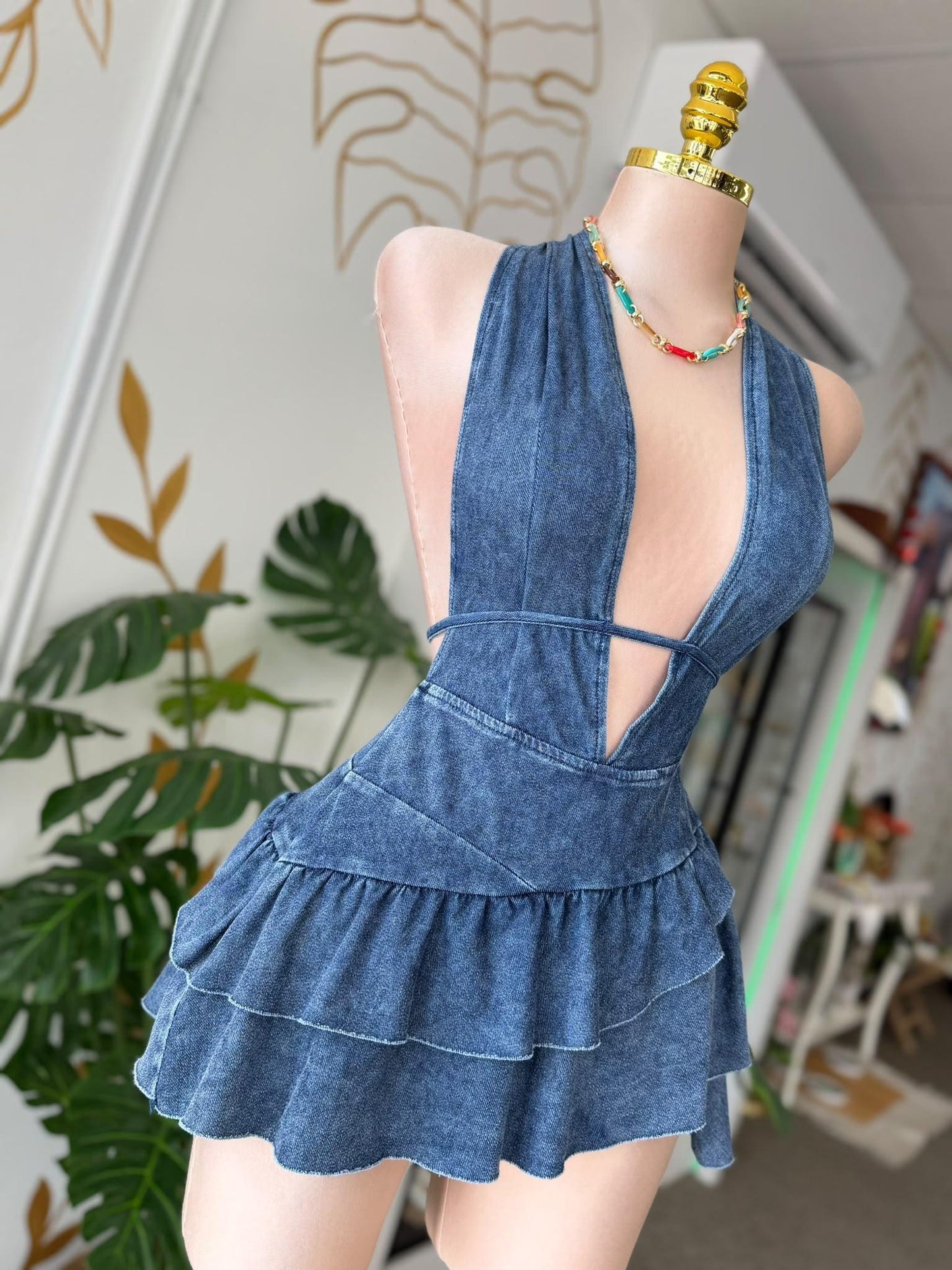 Romper Denim Halter con Espalda Abierta y Falda de Volantes