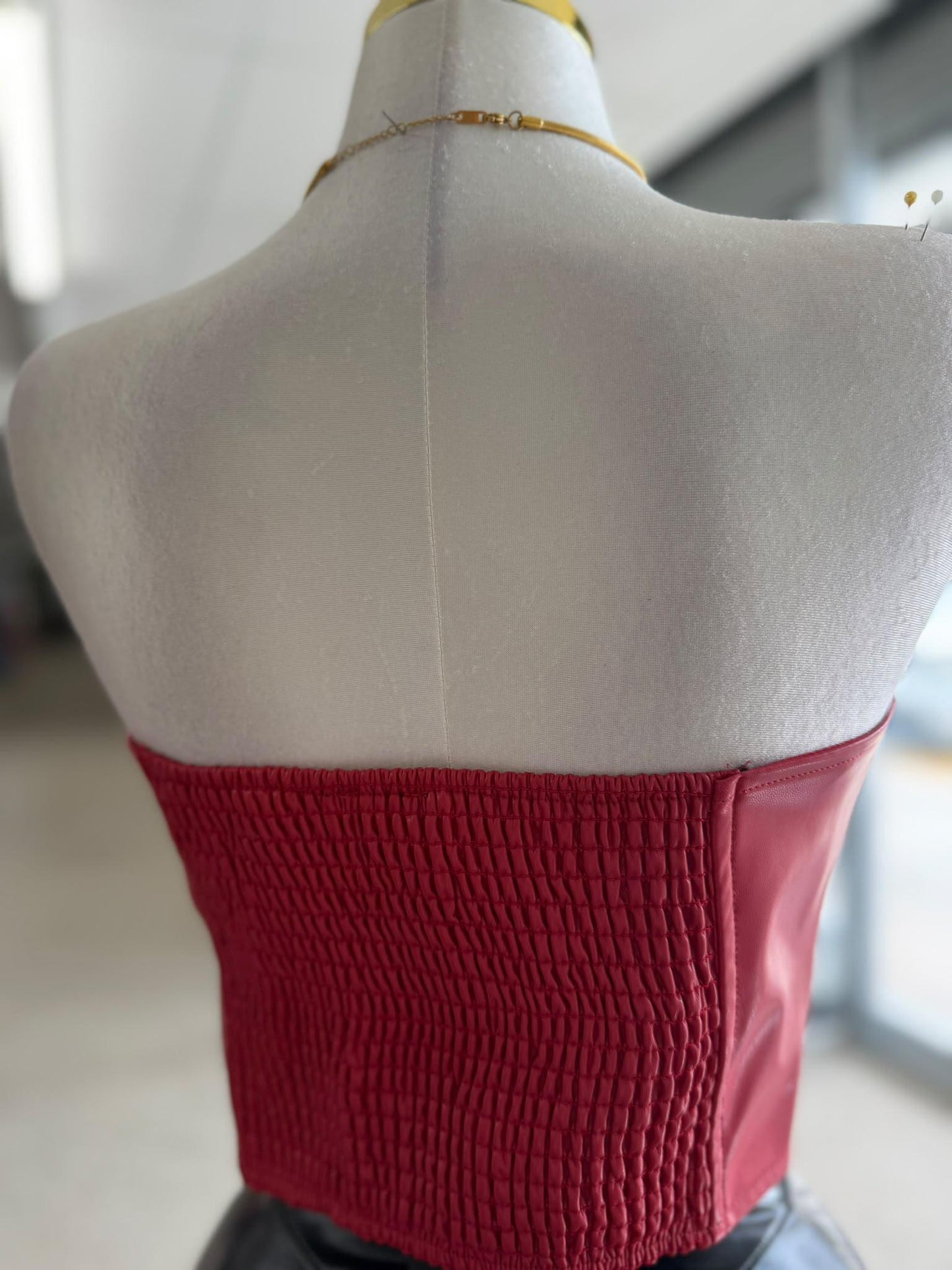 Corset Top Rojo Sangre en Cuero Sintético con Espalda Smocked