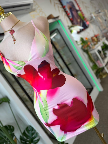 Vestido Corto Floral Rosa, Manguillos Ajustables