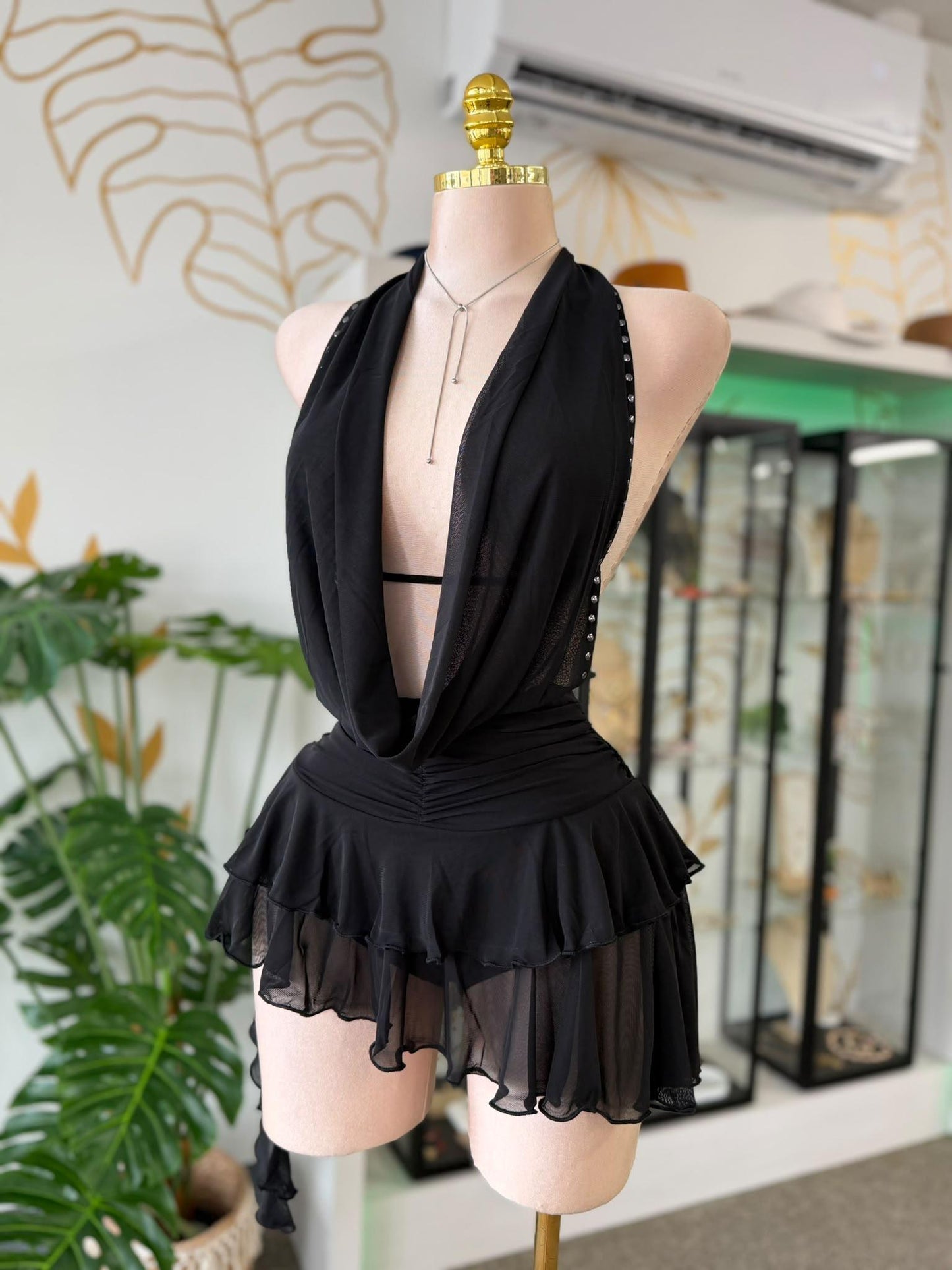 Romper Negro Halter con Escote Cowl, Volantes y Tachuelitas