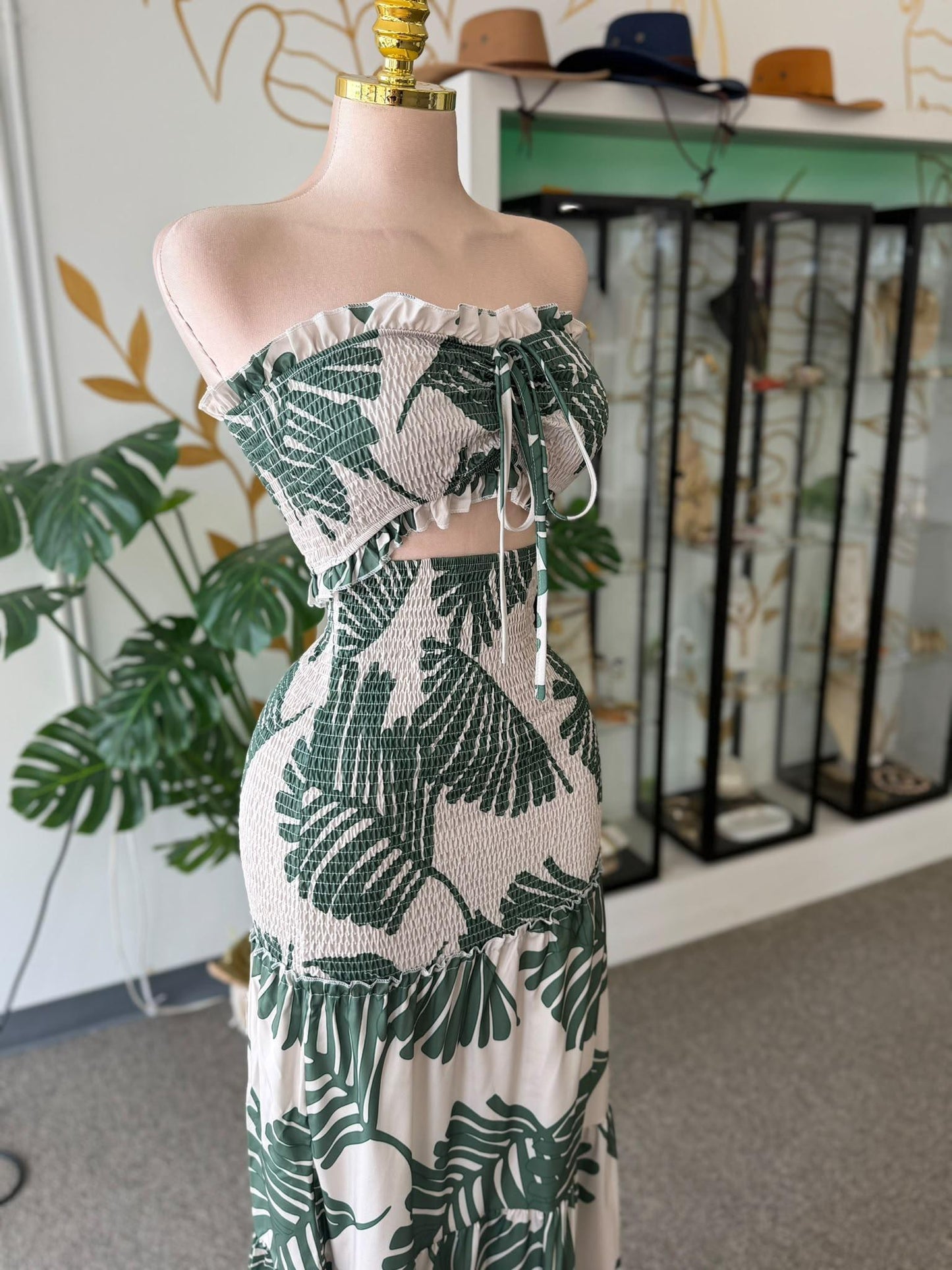 Traje Maxi Tropical Strapless con Cutout al Frente