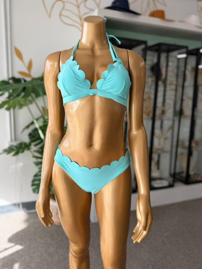 Bikini Turquesa con Borde Scalloped – Top Halter y Panty Clásico