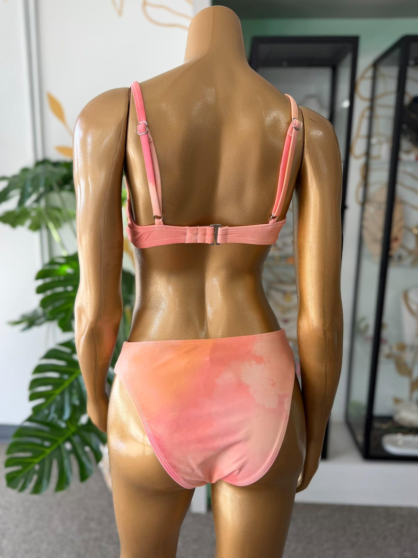 Bikini Tie Dye Coral con Nudo Frontal – Top Ajustable y Panty Clásico