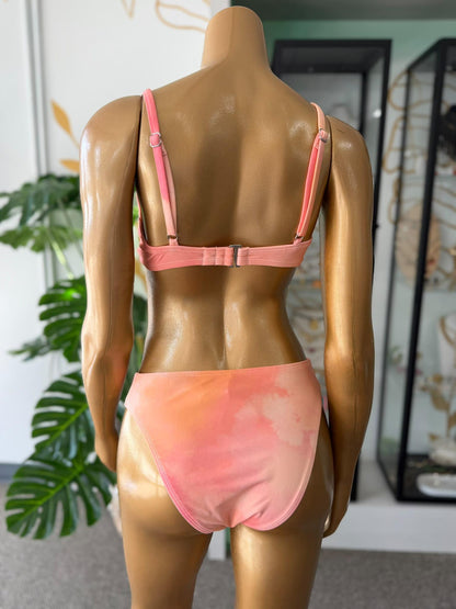 Bikini Tie Dye Coral con Nudo Frontal – Top Ajustable y Panty Clásico