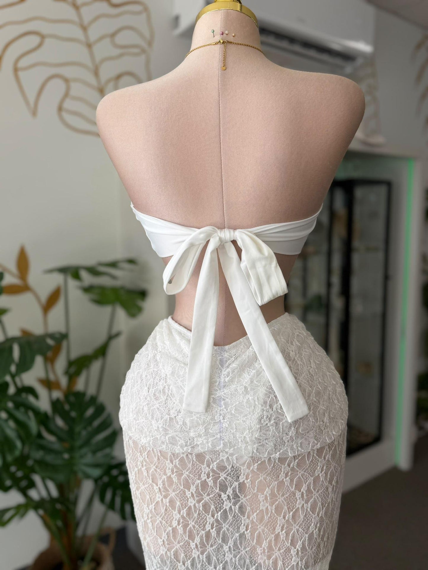Set 2 Piezas Blanco — Top con Broche Estrella de Mar y Falda Maxi de Encaje
