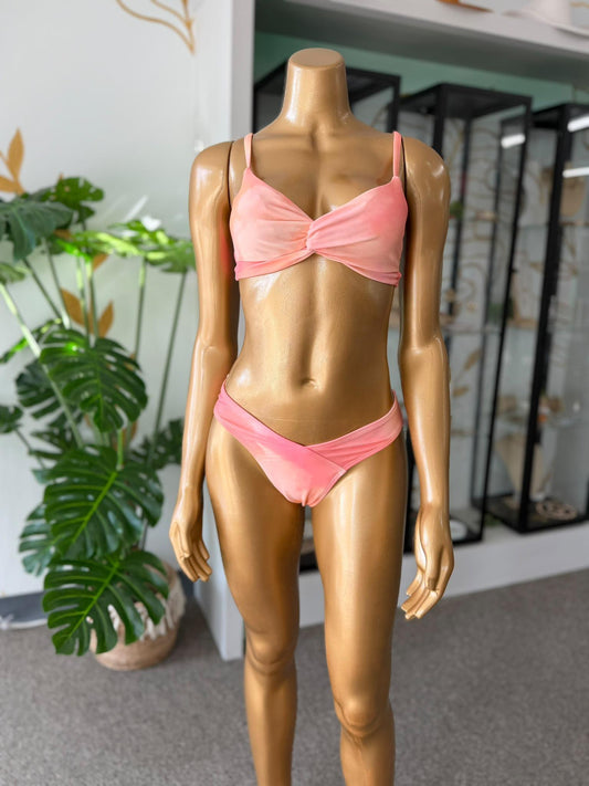 Bikini Tie Dye Coral con Nudo Frontal – Top Ajustable y Panty Clásico