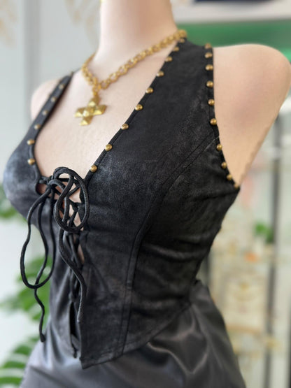 Halter Top Estilo Vaquera en Gamuza Sintética Negro con Tachuelitas Doradas y Amarre