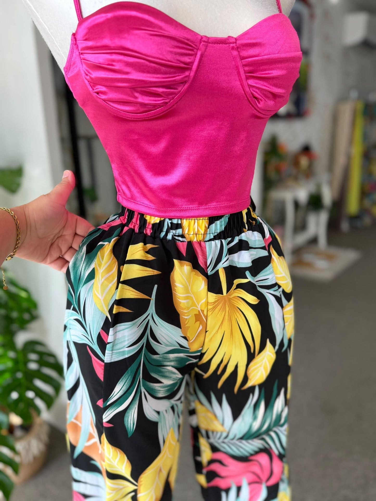 Pantalón Tropical Negro Wide Leg con Apertura en Ruedo