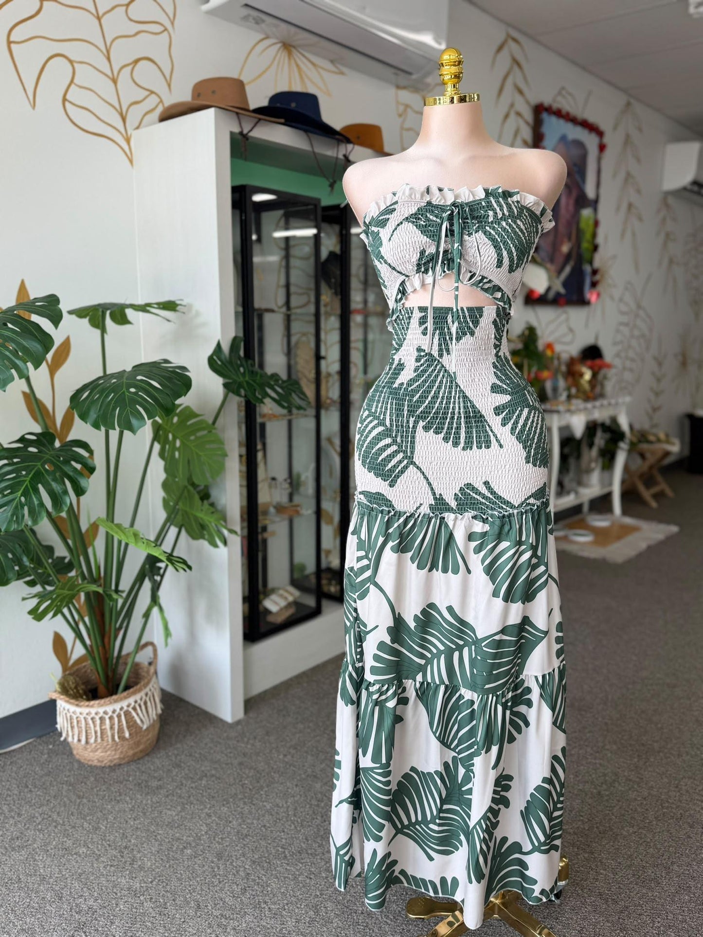 Traje Maxi Tropical Strapless con Cutout al Frente
