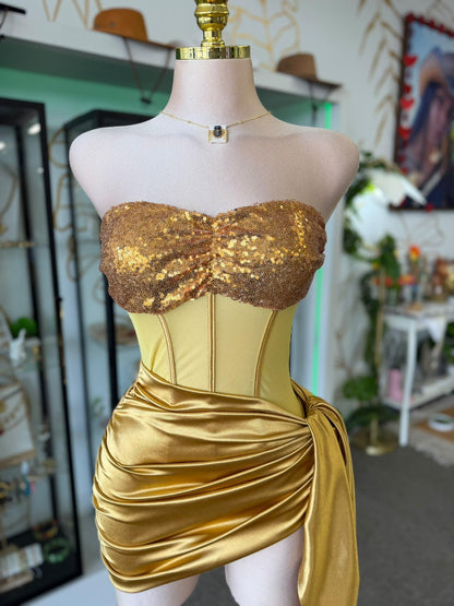 Mini Dress Dorado Strapless con Lentejuelas y Nudo Lateral