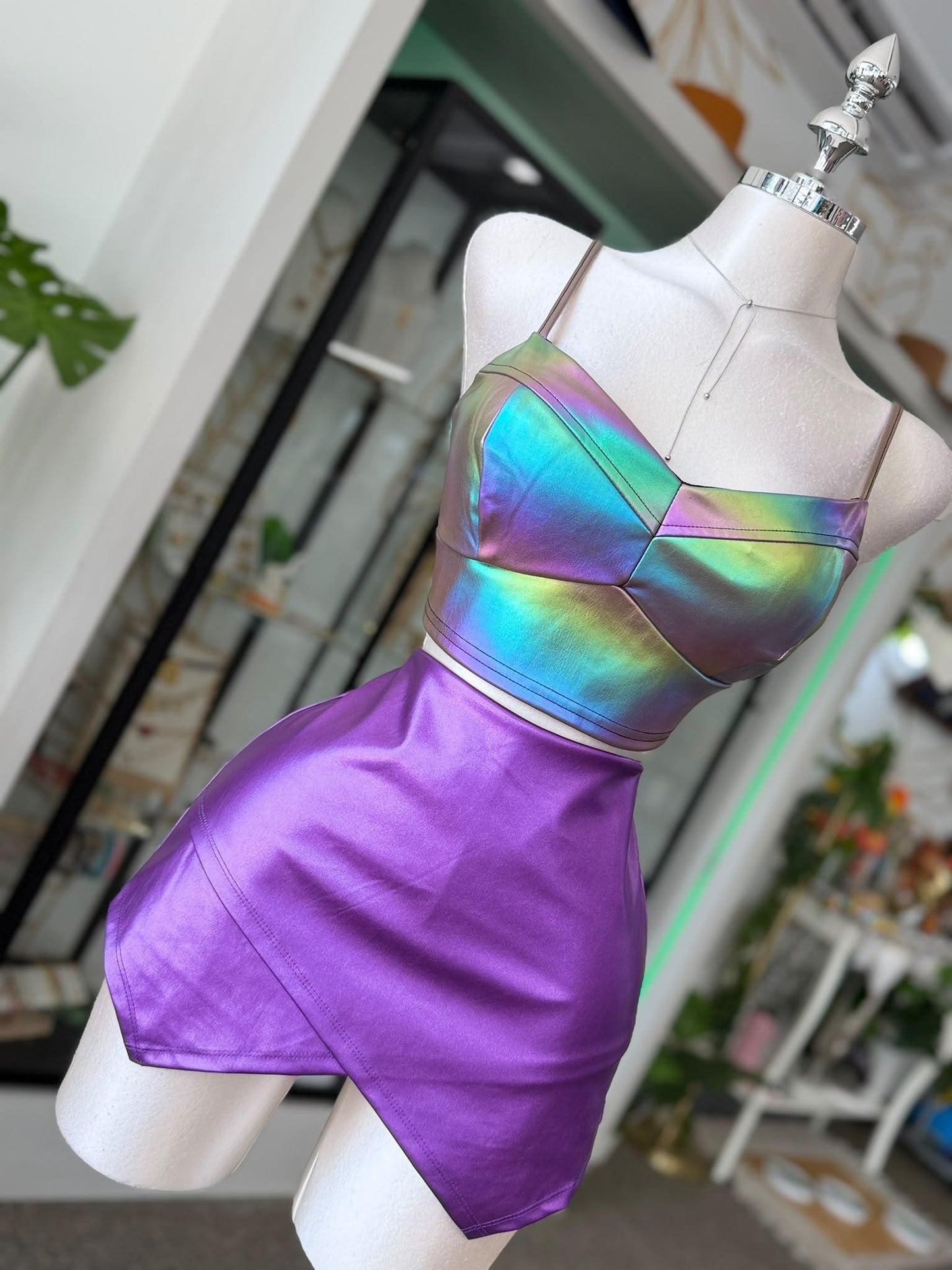 Crop Top Iridiscente Holográfico y Manguillos Ajustables