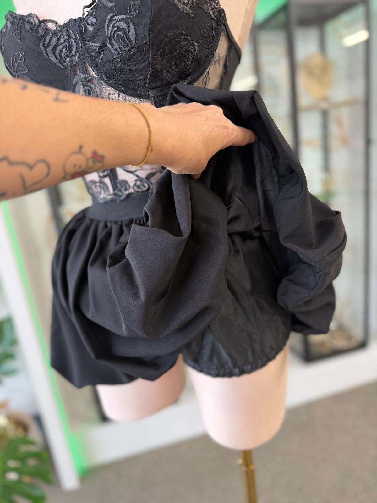 Corset Negro de Encaje con Rosas Bordadas