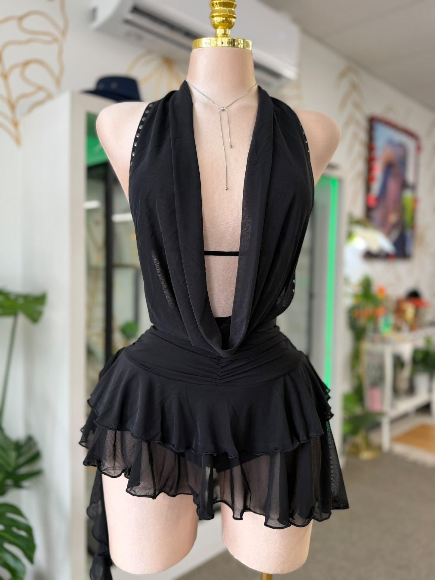Romper Negro Halter con Escote Cowl, Volantes y Tachuelitas