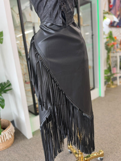 Halter Top Estilo Vaquera en Gamuza Sintética Negro con Tachuelitas Doradas y Amarre