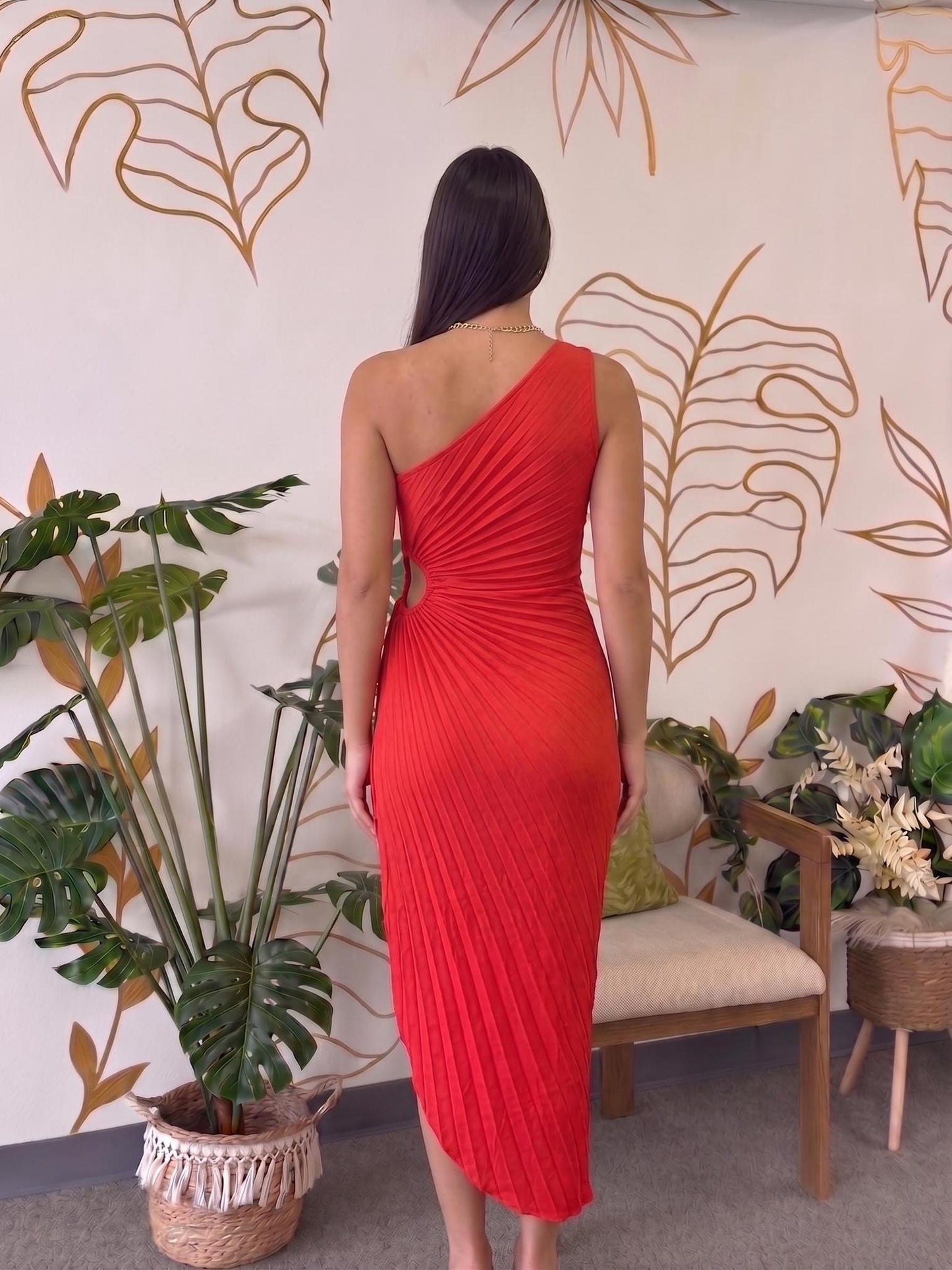 Maxi Dress Rojo Plisado Asimétrico con Cut Out y Abertura Lateral