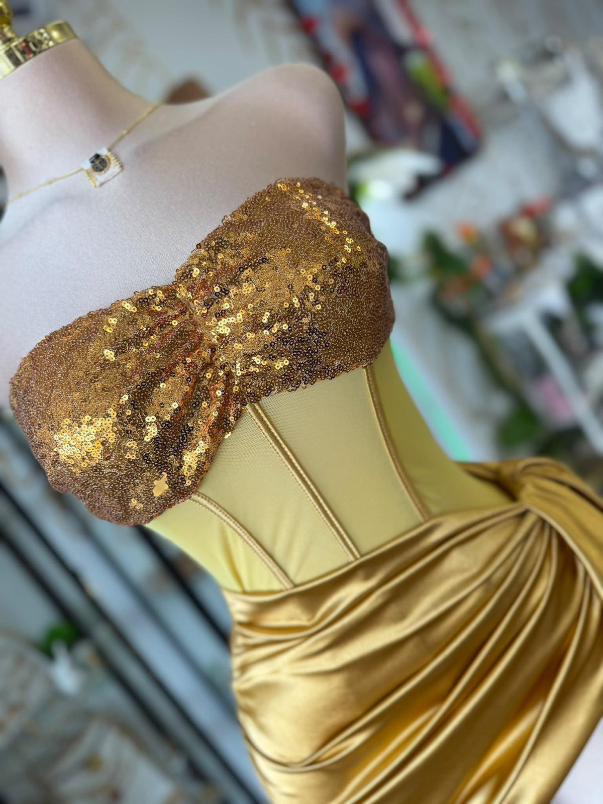 Mini Dress Dorado Strapless con Lentejuelas y Nudo Lateral