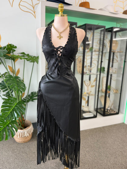 Halter Top Estilo Vaquera en Gamuza Sintética Negro con Tachuelitas Doradas y Amarre