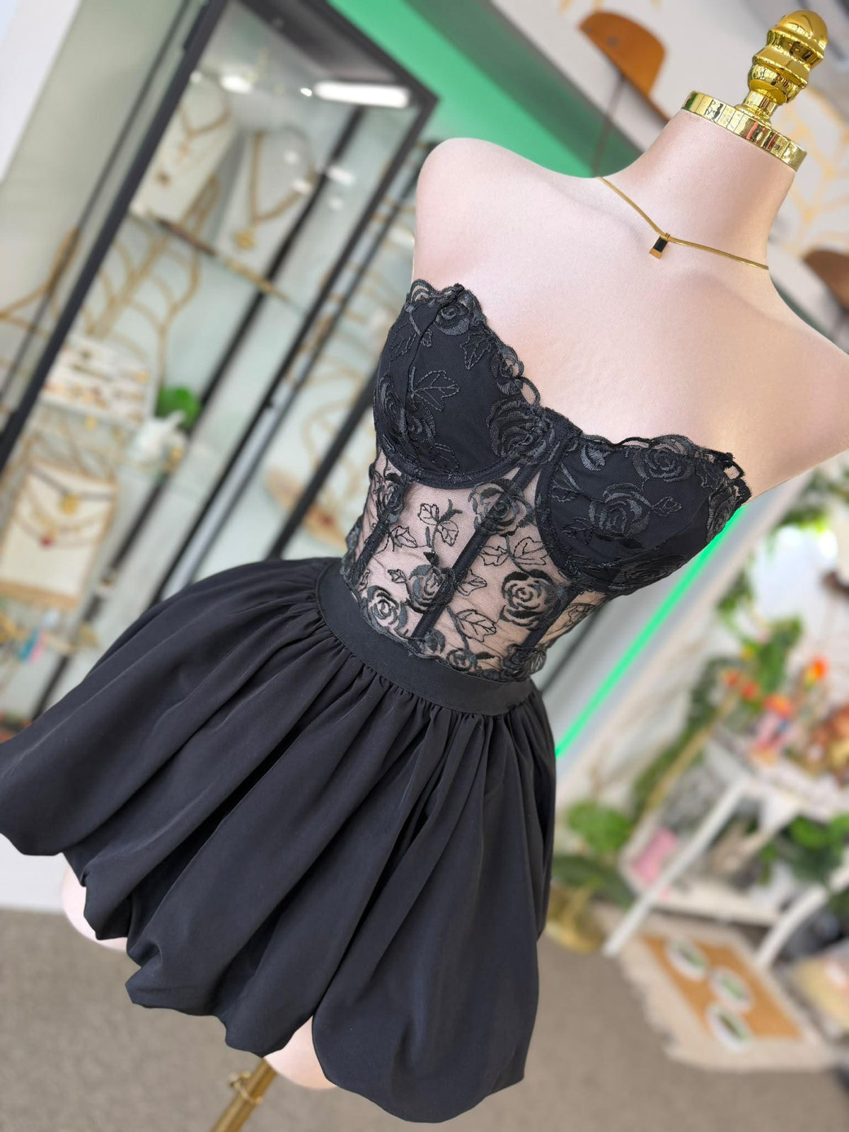 Corset Negro de Encaje con Rosas Bordadas