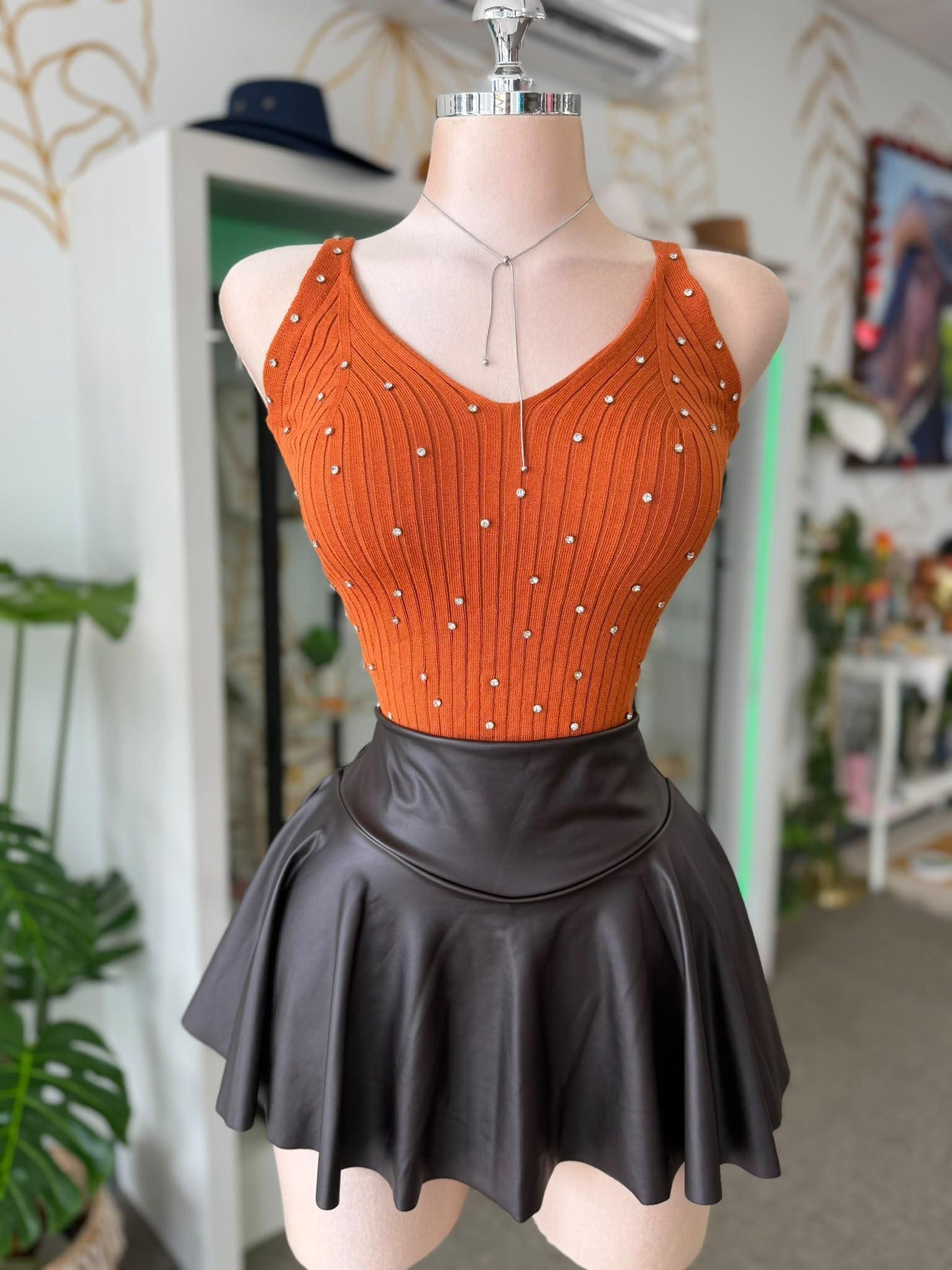 Skort Marrón Oscuro Tipo Leather con Vuelo y Short Integrado
