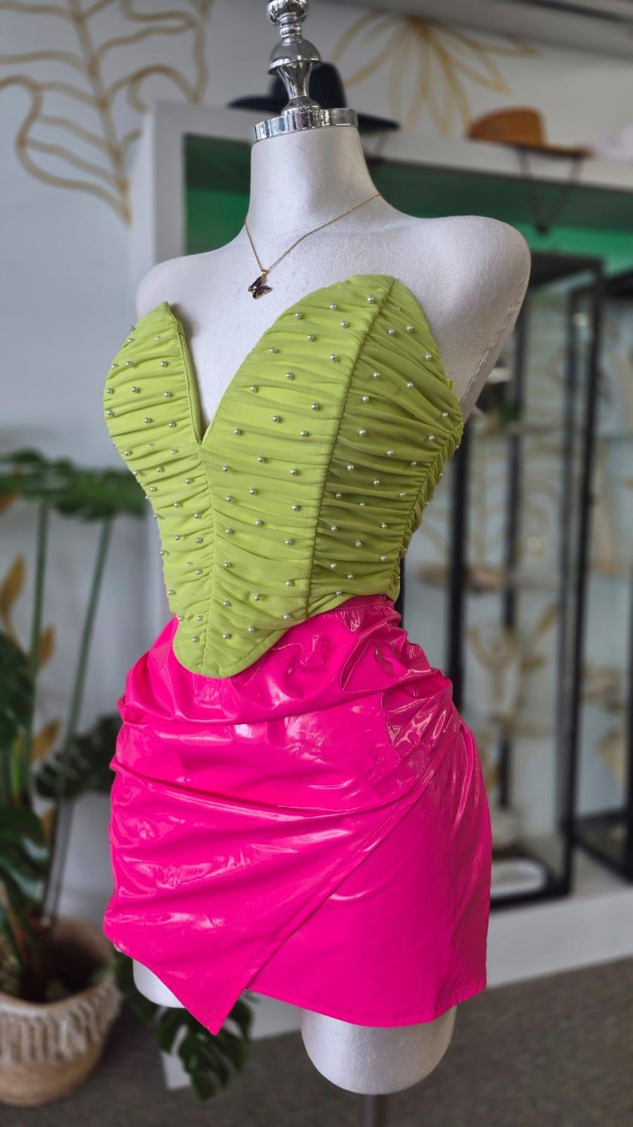 Mini Falda Rosa Brillosa Estilo Vinyl con Drapeado