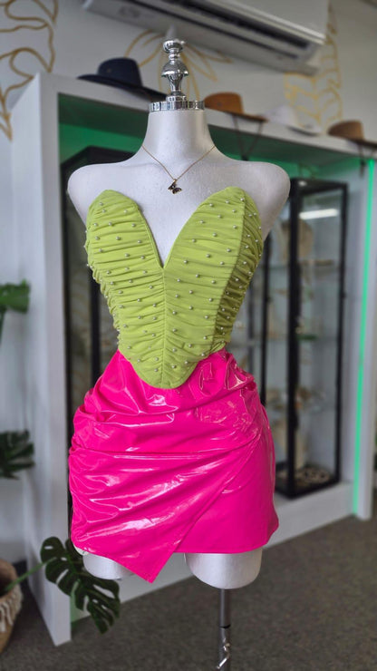 Top Strapless Verde Lima Fruncido con Perlas y Varillas