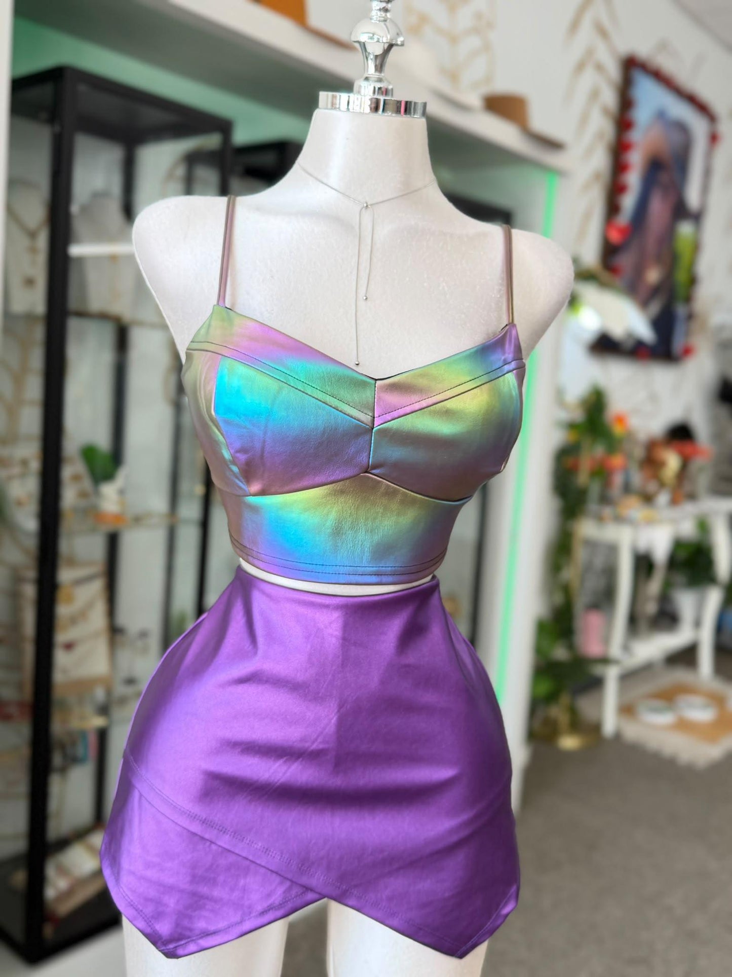 Skort Morado Metálico con Corte Asimétrico y Short Integrado