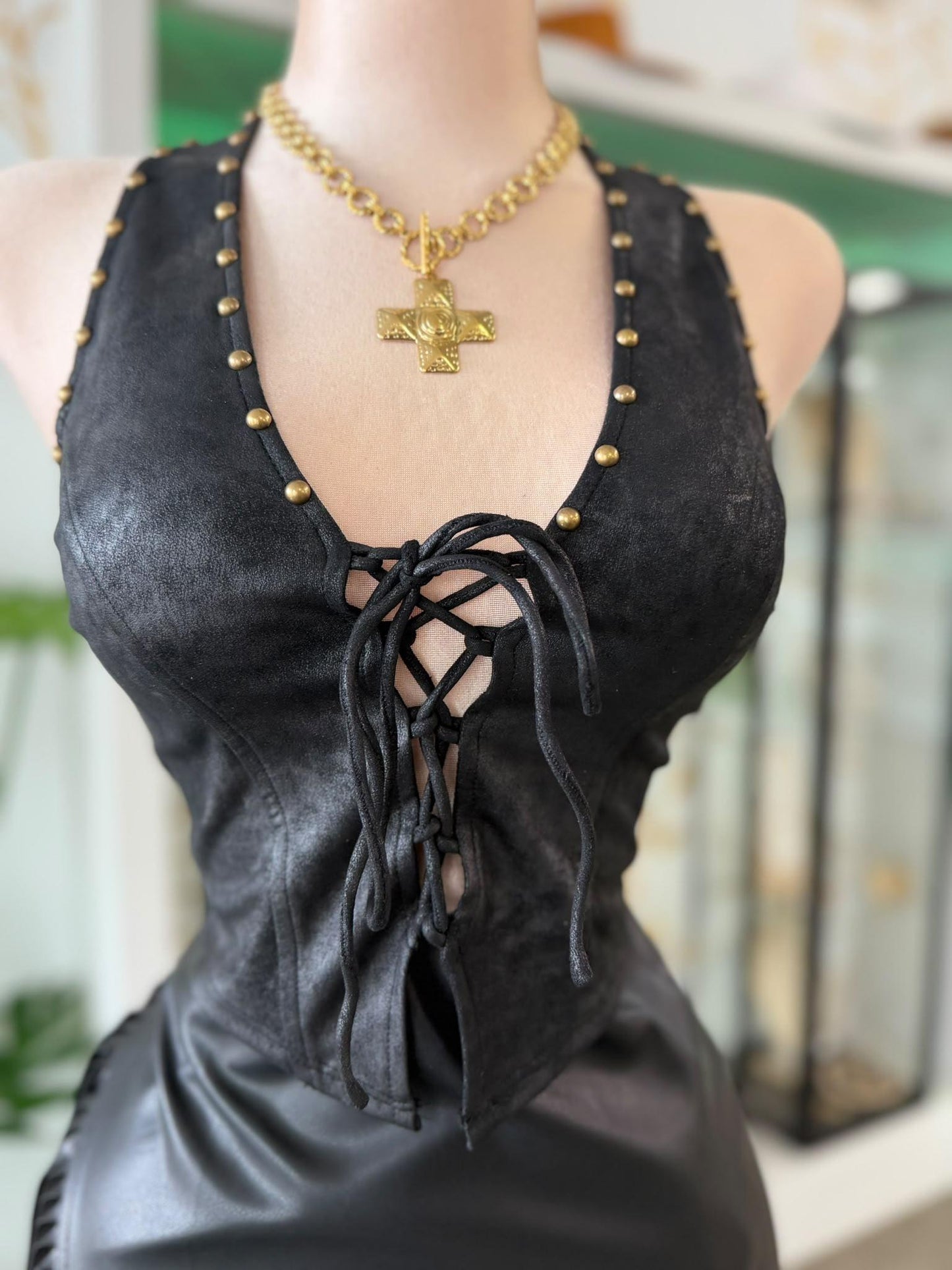 Halter Top Estilo Vaquera en Gamuza Sintética Negro con Tachuelitas Doradas y Amarre