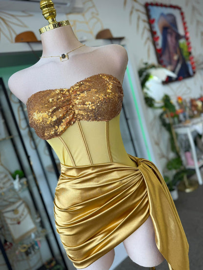 Mini Dress Dorado Strapless con Lentejuelas y Nudo Lateral