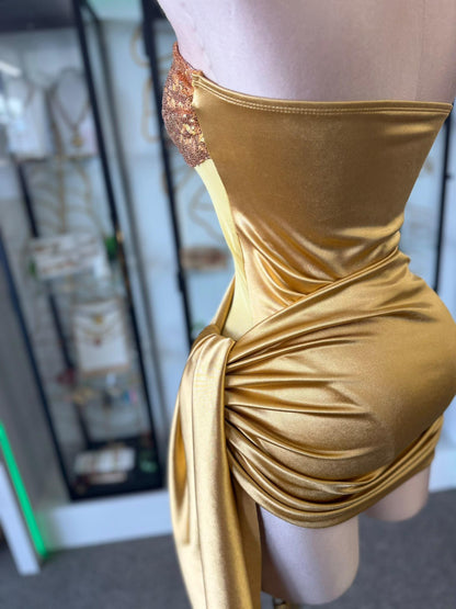 Mini Dress Dorado Strapless con Lentejuelas y Nudo Lateral