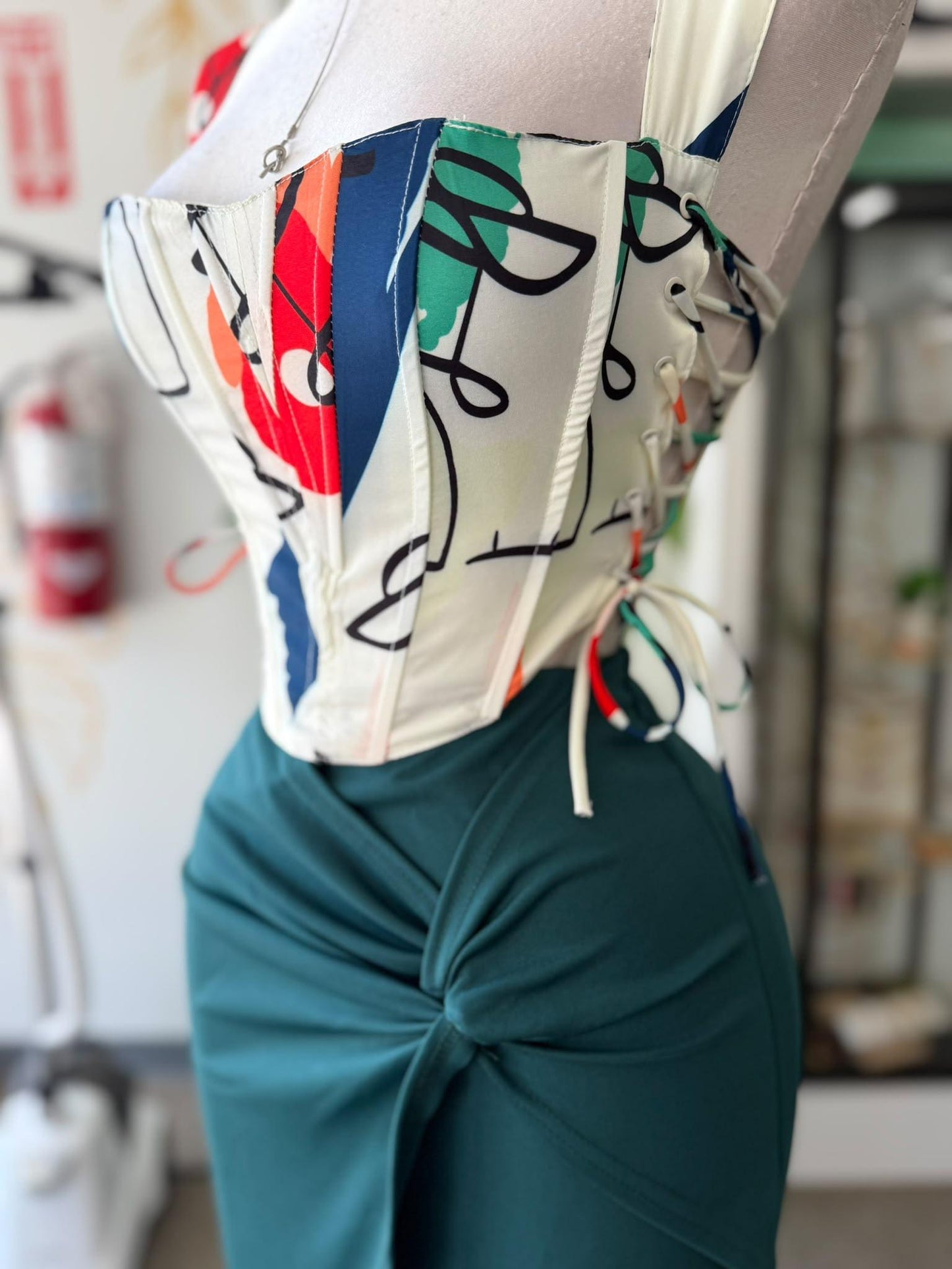Corset Top Estampado Abstracto con Amarre al Costado