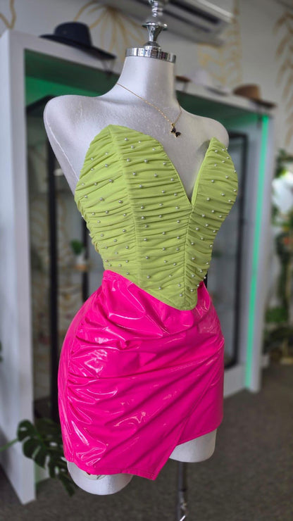 Top Strapless Verde Lima Fruncido con Perlas y Varillas