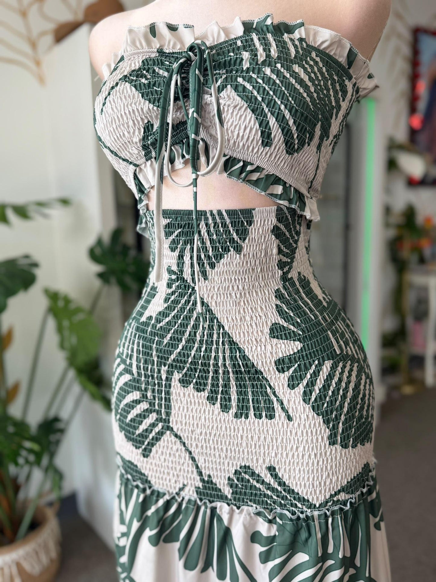 Traje Maxi Tropical Strapless con Cutout al Frente