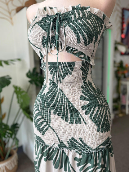 Traje Maxi Tropical Strapless con Cutout al Frente