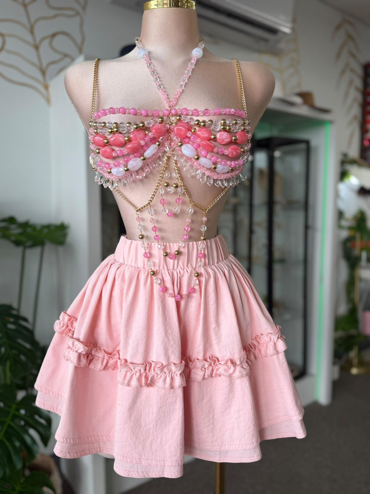 Top de Cadenas con Piedras Rosa – Body Chain con Colgantes
