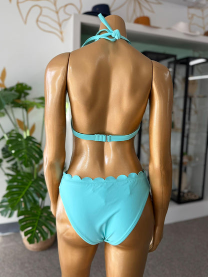 Bikini Turquesa con Borde Scalloped – Top Halter y Panty Clásico
